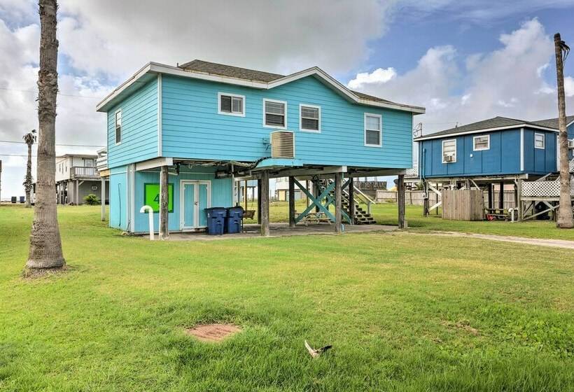 Walk To Ocean: Coastal Surfside Beach Bungalow!