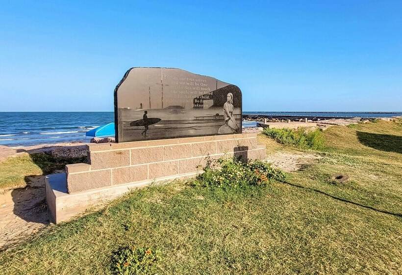 Walk To Ocean: Coastal Surfside Beach Bungalow!