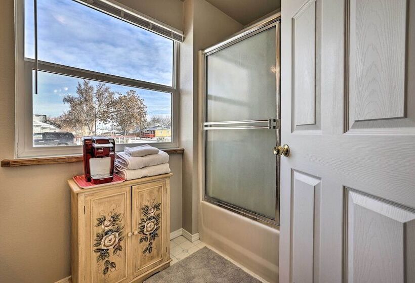 The Diamond Bungalow    Cozy Caldwell Home!