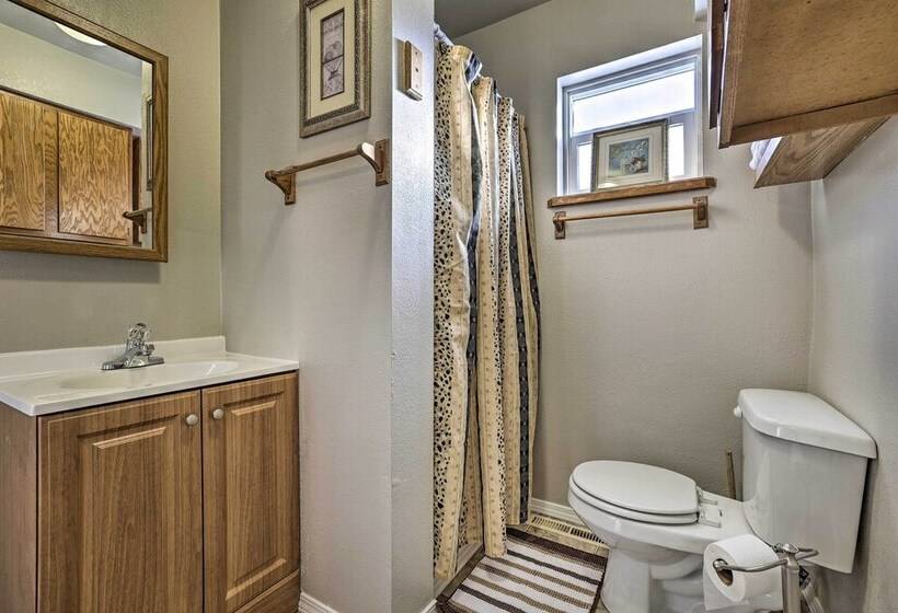 The Diamond Bungalow    Cozy Caldwell Home!