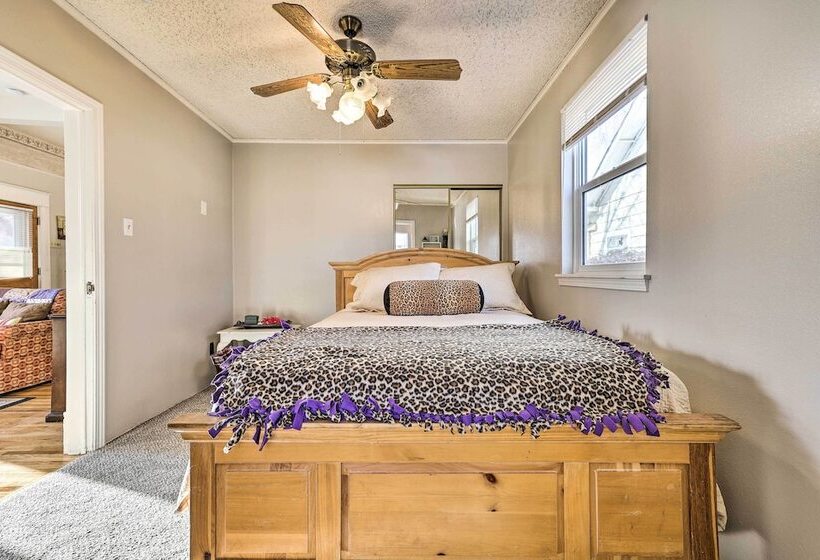 The Diamond Bungalow    Cozy Caldwell Home!