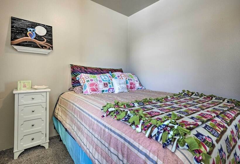 The Diamond Bungalow    Cozy Caldwell Home!