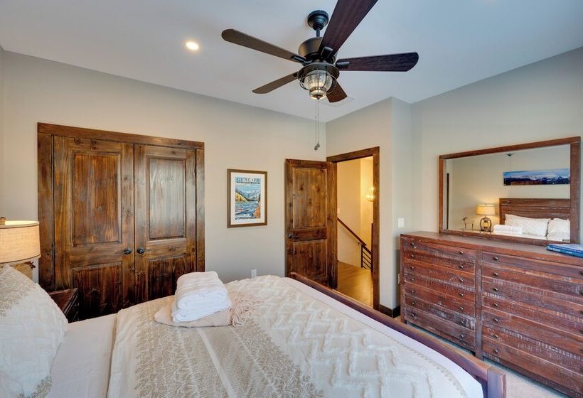 The Fox House  Luxe Lincoln Home W/ Hot Tub