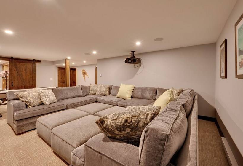 The Fox House  Luxe Lincoln Home W/ Hot Tub