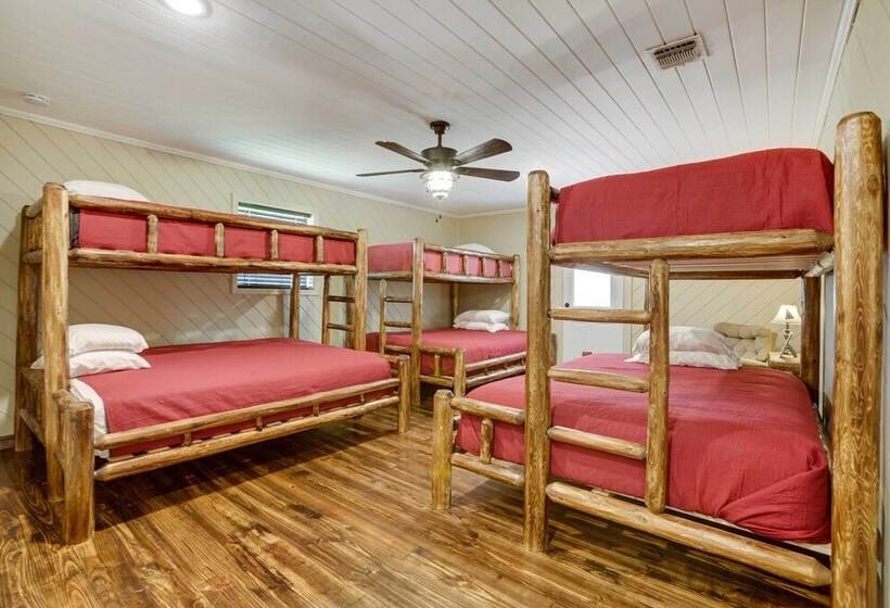 Dularge Grand Villa   Steps To Marina + Fishing!