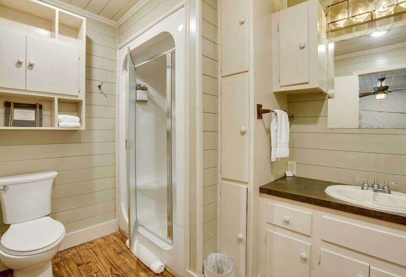 Dularge Grand Villa   Steps To Marina + Fishing!