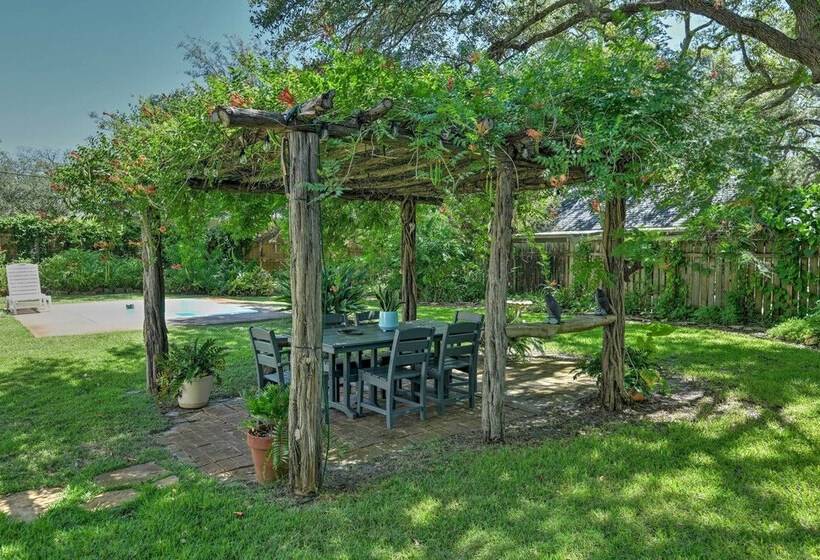 Outdoor Oasis & Grills: Ultimate Rockport Home!