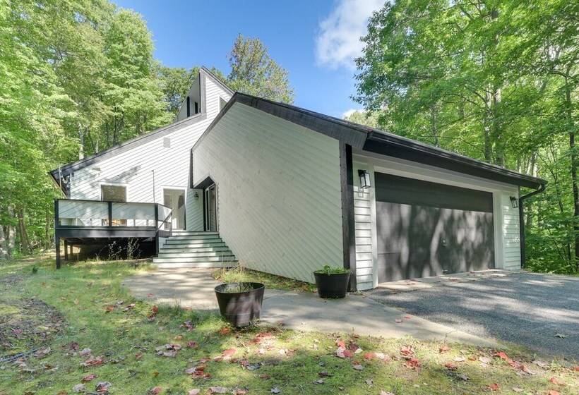 Near Ski Resorts: Harbor Springs Home W/ Fire Pit!