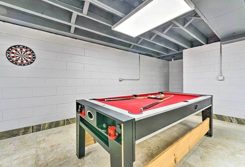 Dearborn Heights Home ~ 16 Mi To Downtown Detroit!