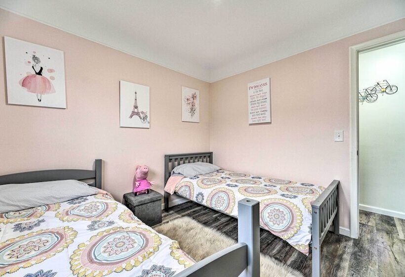 Dearborn Heights Home ~ 16 Mi To Downtown Detroit!