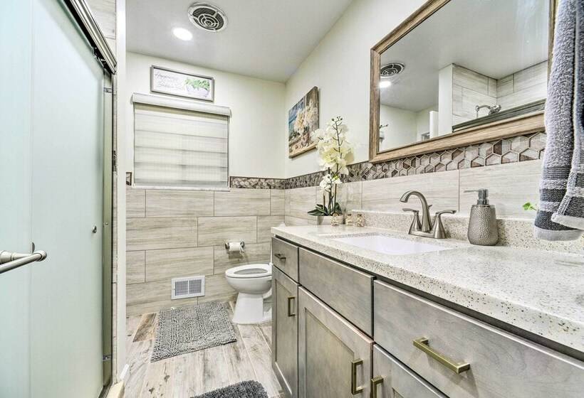 Dearborn Heights Home ~ 16 Mi To Downtown Detroit!