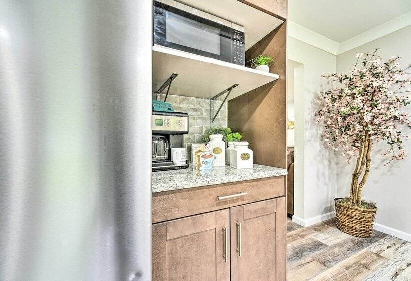 Dearborn Heights Home ~ 16 Mi To Downtown Detroit!