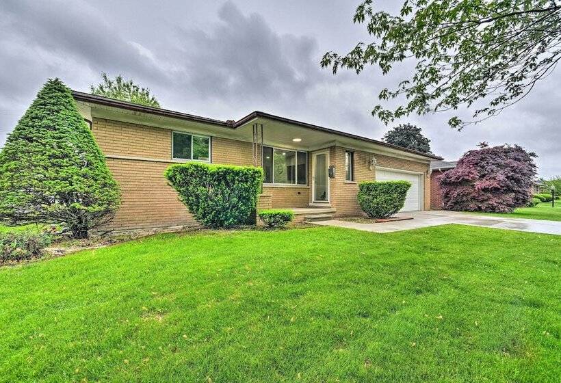 Dearborn Heights Home ~ 16 Mi To Downtown Detroit!