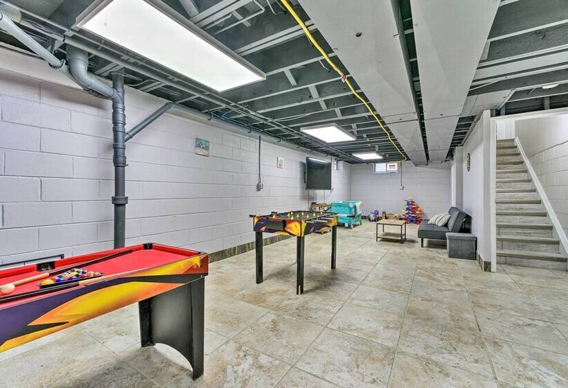 Dearborn Heights Home ~ 16 Mi To Downtown Detroit!