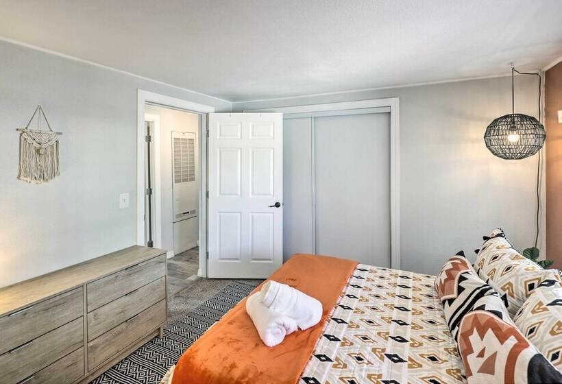 Updated Escape W/ Game Room 1 Block To River!