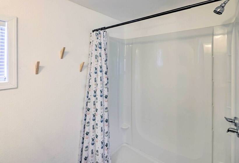 Updated Escape W/ Game Room 1 Block To River!