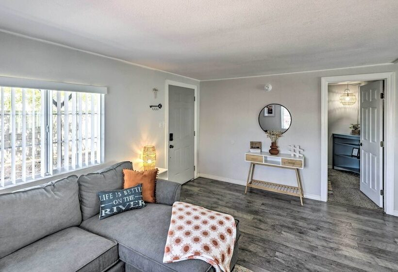 Updated Escape W/ Game Room 1 Block To River!