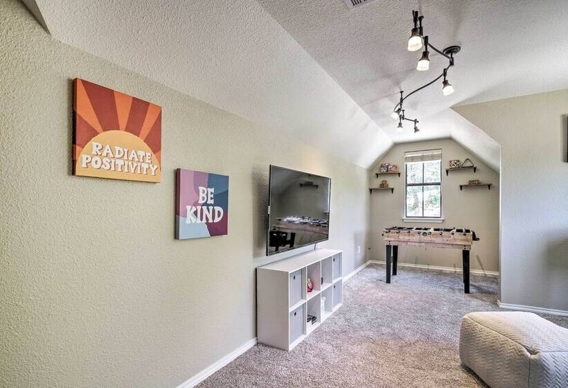 Updated Retreat With Game Room & Boat Ramp Access!