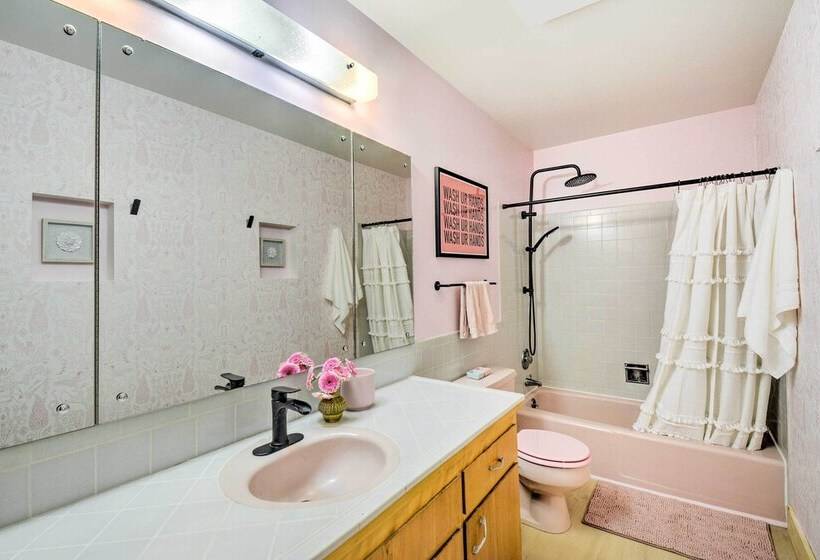 Walkable Downtown Poulsbo Vacation Rental!