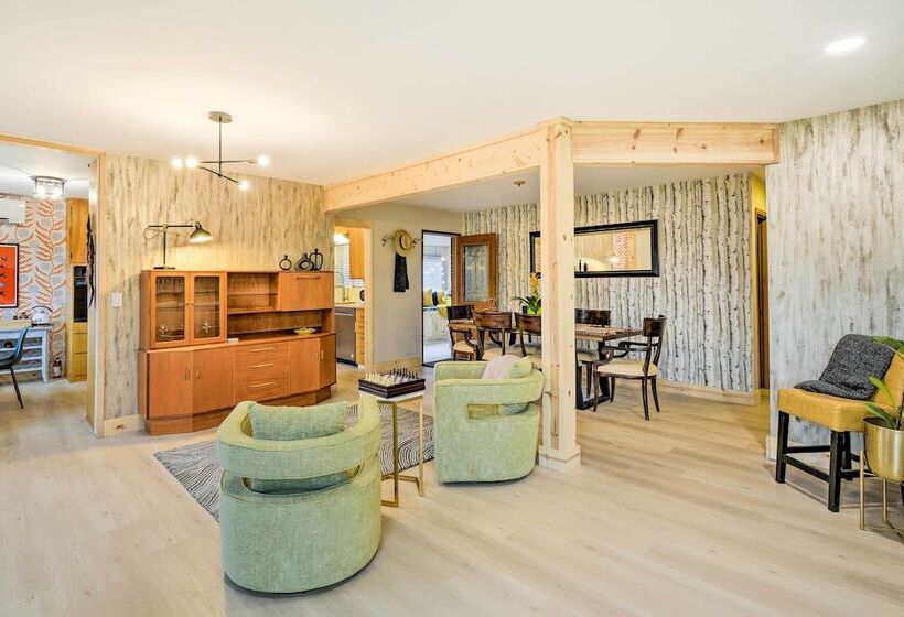 Walkable Downtown Poulsbo Vacation Rental!