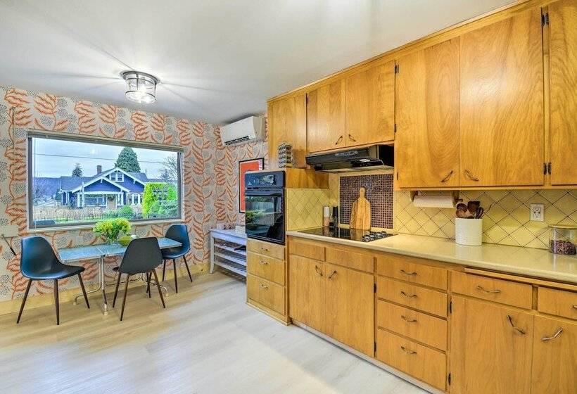 Walkable Downtown Poulsbo Vacation Rental!