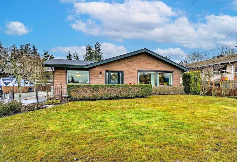 Walkable Downtown Poulsbo Vacation Rental!