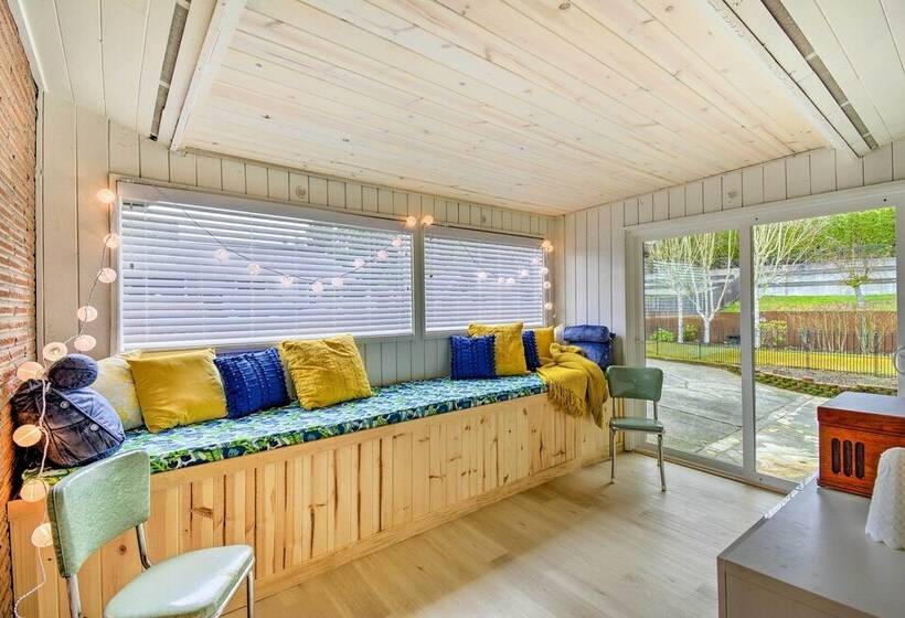 Walkable Downtown Poulsbo Vacation Rental!