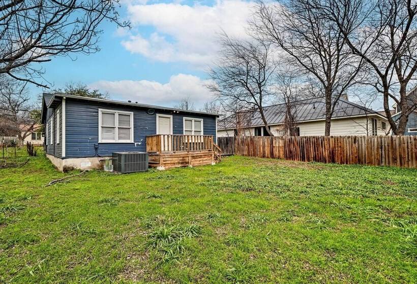 Warm & Welcoming Home W/ Yard Near Ut Campus!