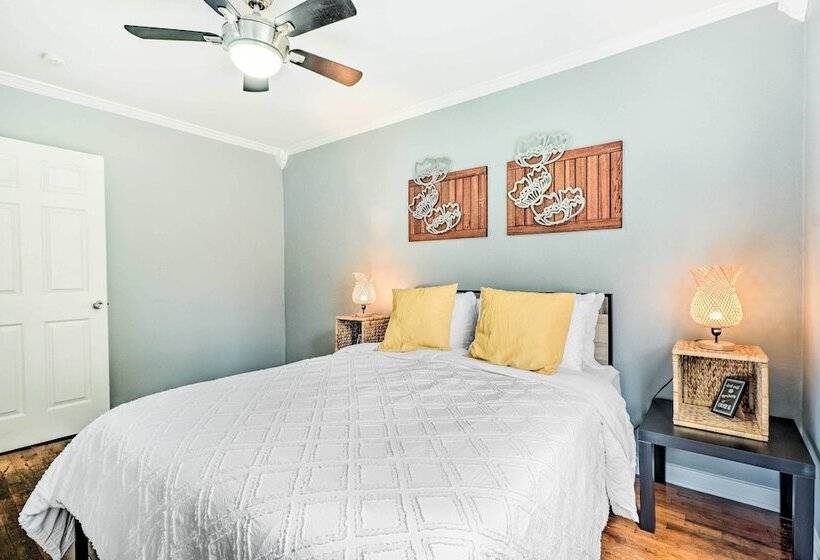 Warm & Welcoming Home W/ Yard Near Ut Campus!