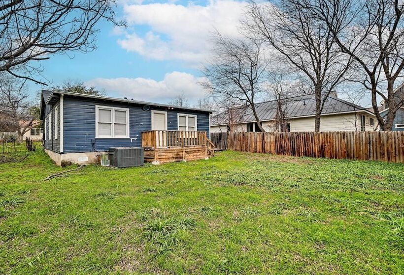 Warm & Welcoming Home W/ Yard Near Ut Campus!