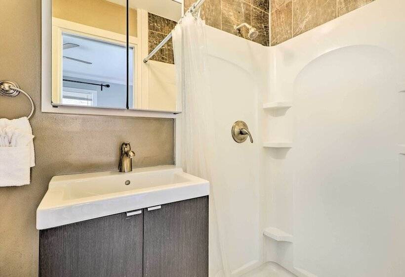 Warm & Welcoming Home W/ Yard Near Ut Campus!