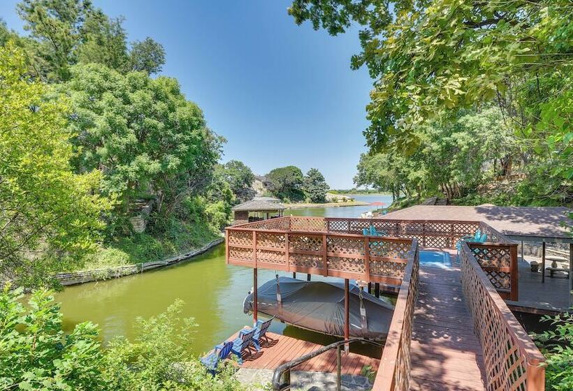 Waterfront Granbury Home W/ 3 Decks & Lake Access!