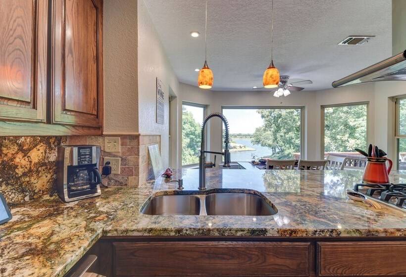Waterfront Granbury Home W/ 3 Decks & Lake Access!