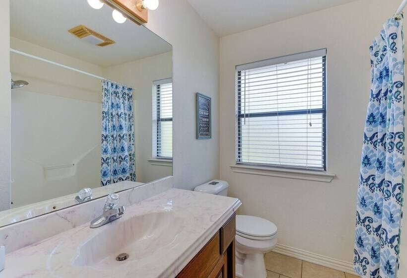 Waterfront Granbury Home W/ 3 Decks & Lake Access!