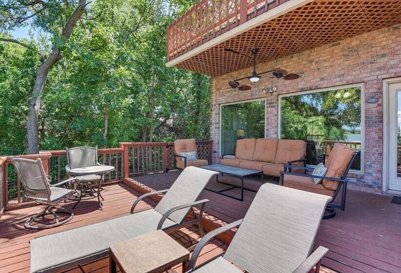 Waterfront Granbury Home W/ 3 Decks & Lake Access!