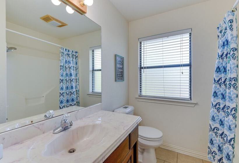 Waterfront Granbury Home W/ 3 Decks & Lake Access!