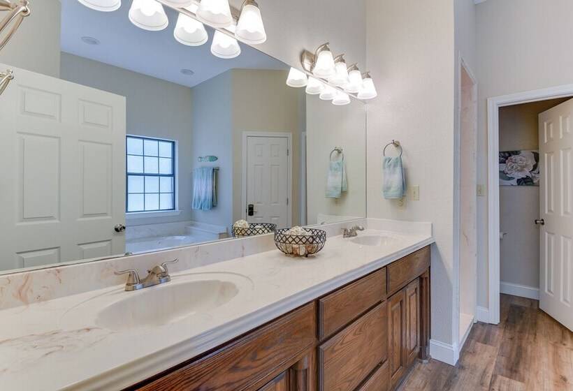 Waterfront Granbury Home W/ 3 Decks & Lake Access!