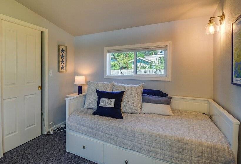 Waterfront Hood Canal Cottage: Steps To The Beach!
