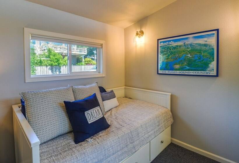 Waterfront Hood Canal Cottage: Steps To The Beach!
