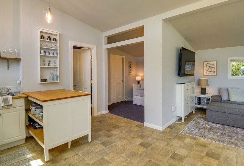 Waterfront Hood Canal Cottage: Steps To The Beach!