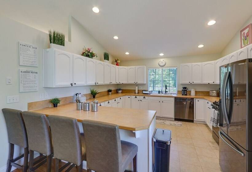 Well Appointed Mckenna Home: Fire Pit & Deck!