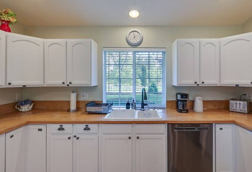 Well Appointed Mckenna Home: Fire Pit & Deck!