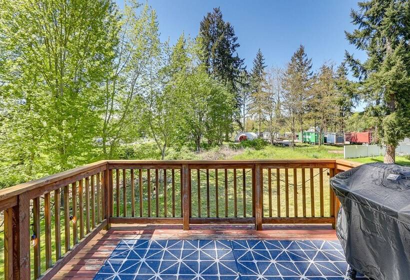 Well Appointed Mckenna Home: Fire Pit & Deck!