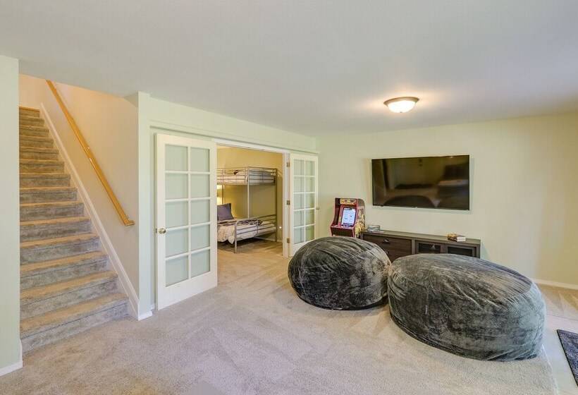 Well Appointed Mckenna Home: Fire Pit & Deck!