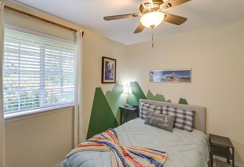 Well Appointed Mckenna Home: Fire Pit & Deck!