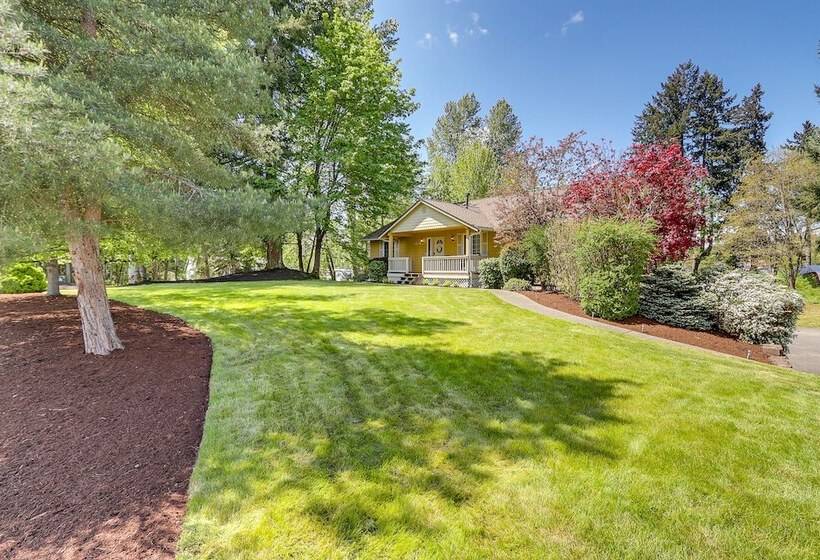 Well Appointed Mckenna Home: Fire Pit & Deck!