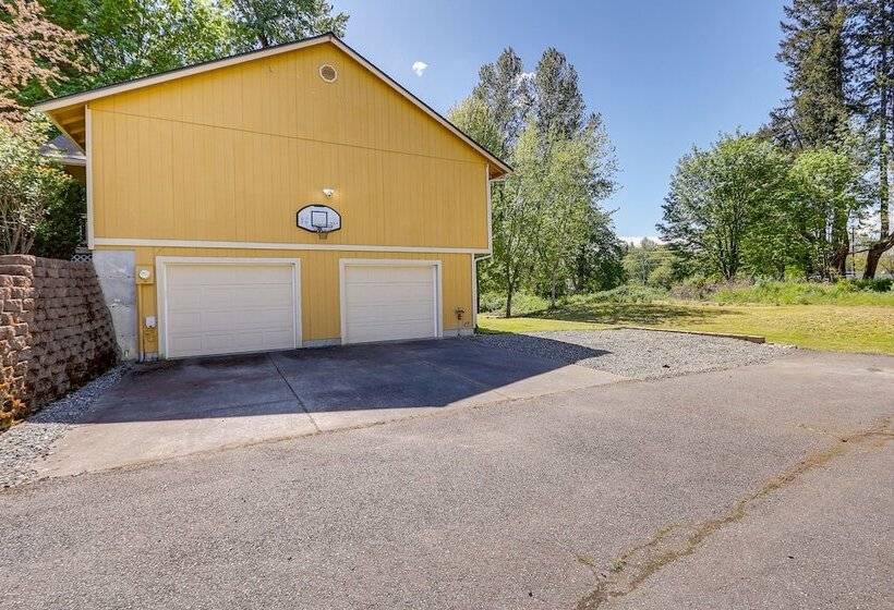 Well Appointed Mckenna Home: Fire Pit & Deck!