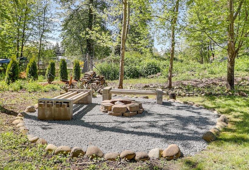 Well Appointed Mckenna Home: Fire Pit & Deck!