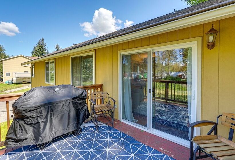 Well Appointed Mckenna Home: Fire Pit & Deck!