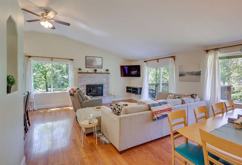 Well Appointed Mckenna Home: Fire Pit & Deck!